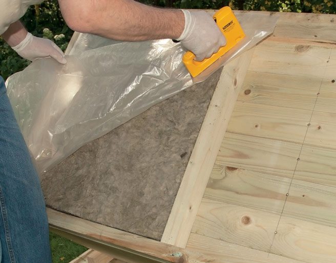 Hundehus isolert: Isolasjon i bunnen