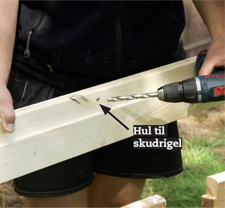 Bygge ny dørkarm til gammel dør: Hul til skudrigel