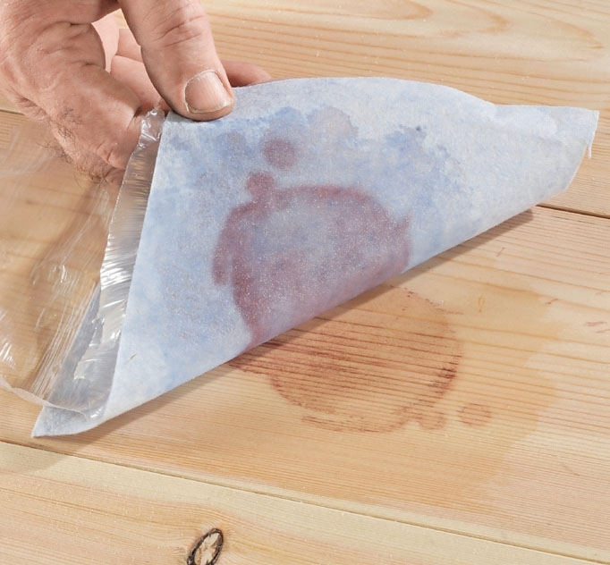 Rødvinspletter på trægulv