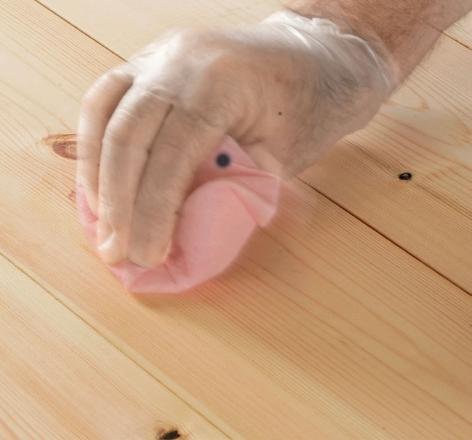 Rødvinspletter på træbord