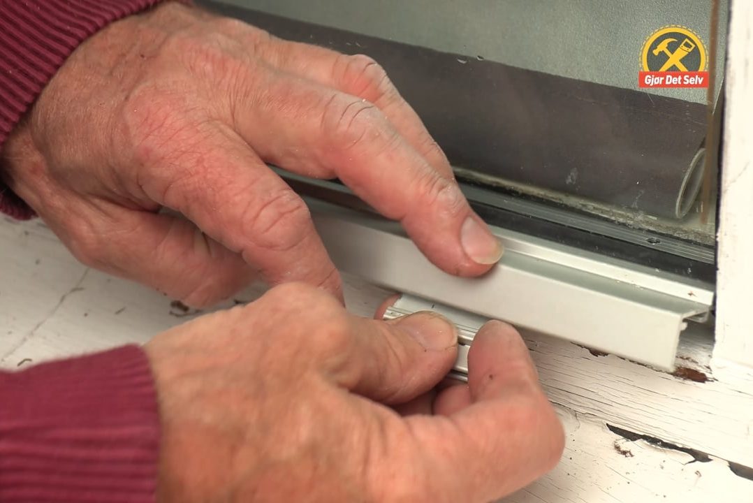 Slik løsnes alu-bunnglasslisten