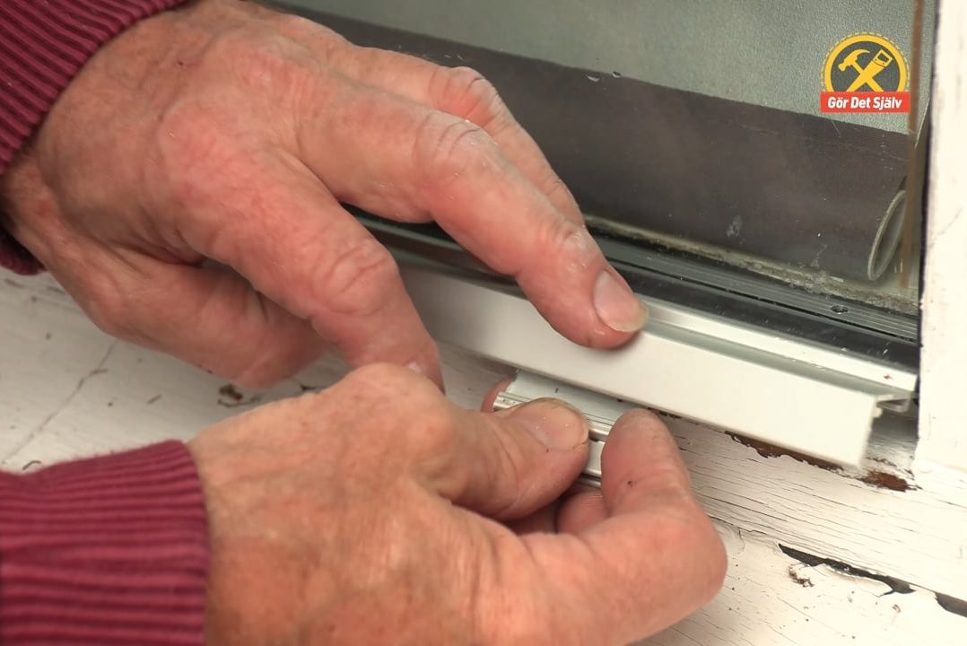 Så här lossas bottenlisten av aluminium