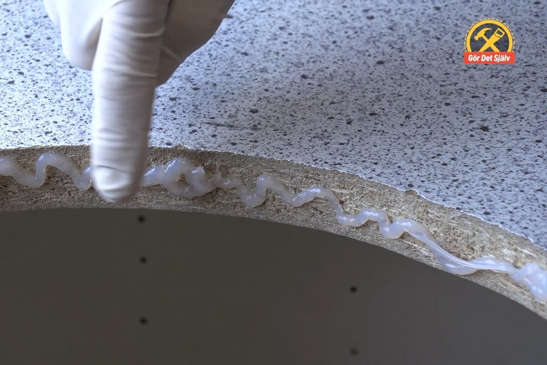 Vattentät kant på bänkskivan