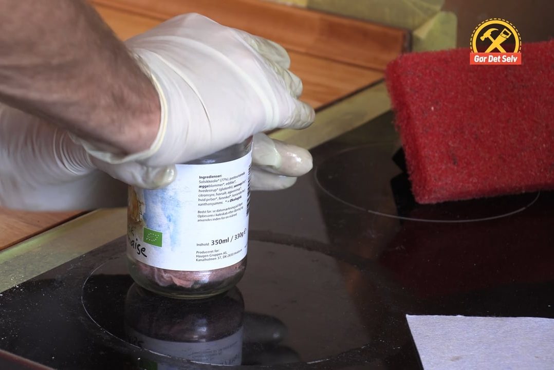 Læg oliekluden i en tæt beholder