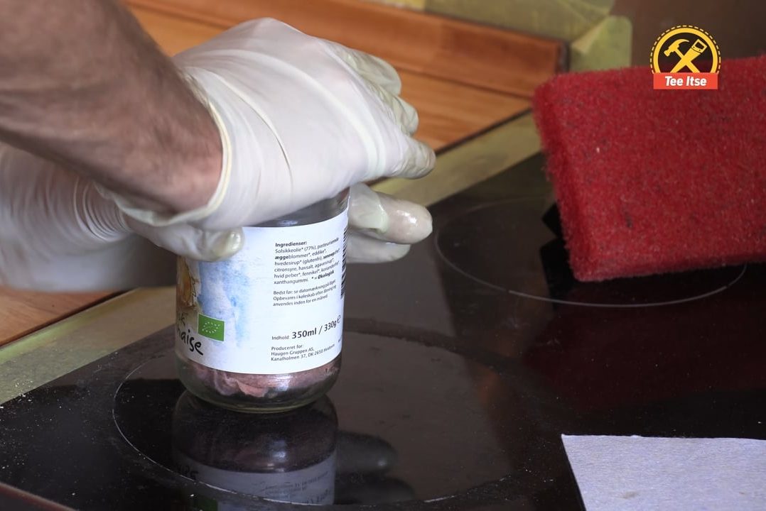 Pane öljyrätit tiiviiseen purkkiin