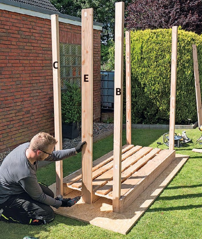 Byg brændeskur af paller: Montér også det midterste bræt midlertidigt