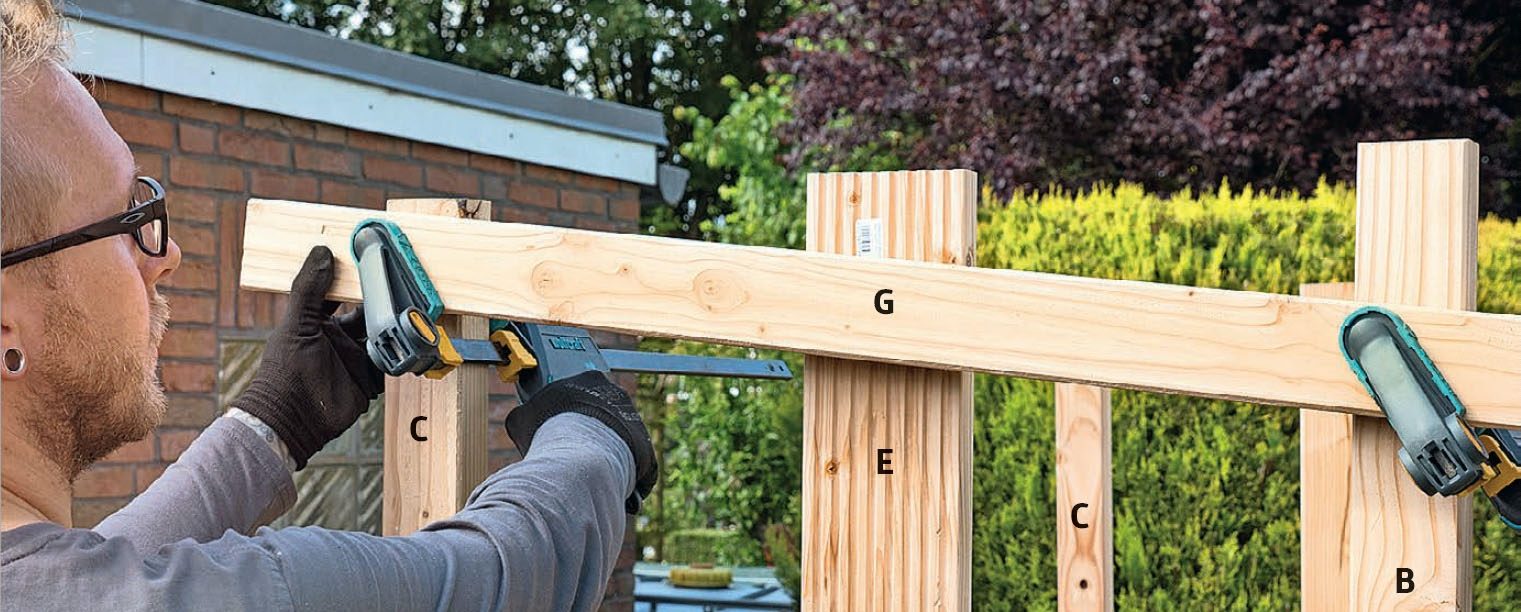 Brændeskur byg selv: Sæt en lige liste fast øverst på de to stolper