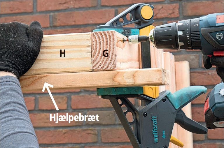Byg brændeskur af paller: Placér listerne under taget