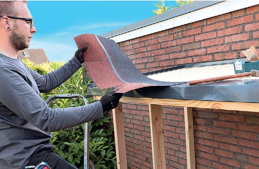 Byg brændeskur af paller: Læg shingles på taget