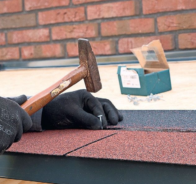 Byg brændeskur af paller: Søm modulet fast