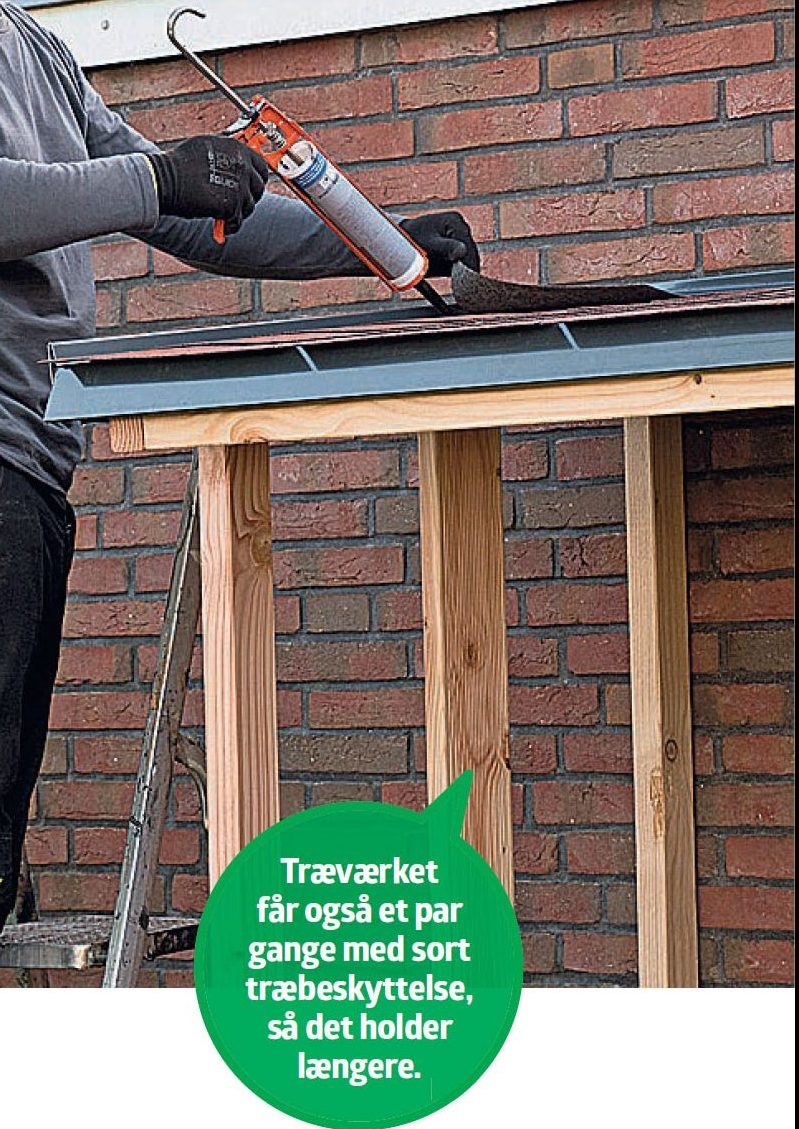 Byg brændeskur af paller: Der fuges med tagklæber