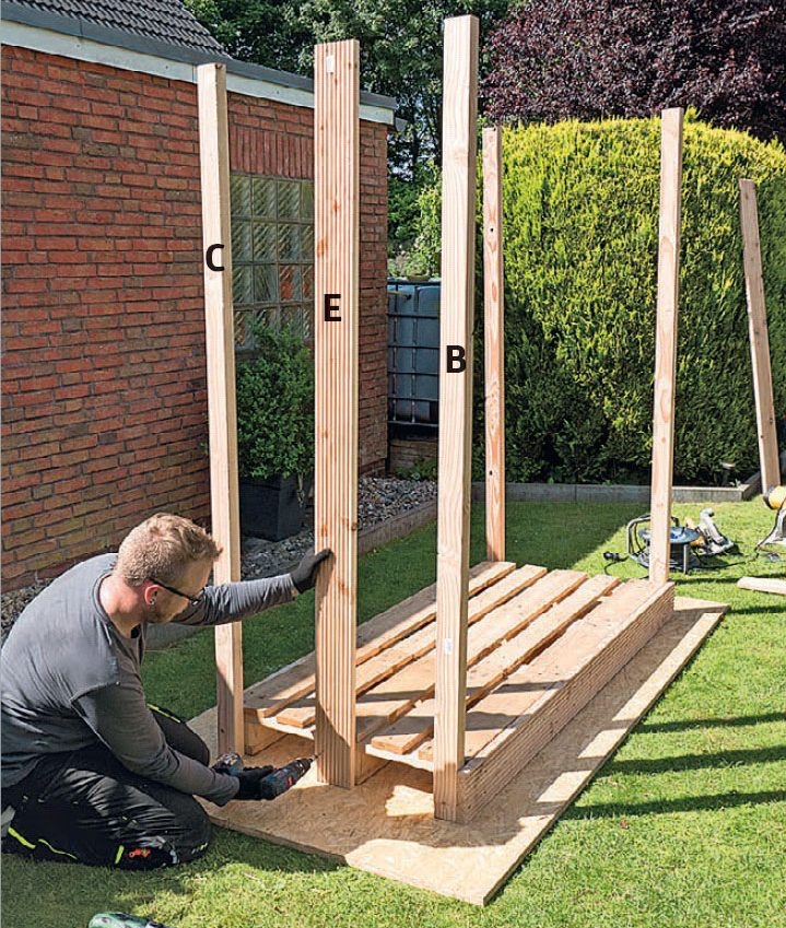 Bygge vedskjul: Monter også det midterste bordet midlertidig