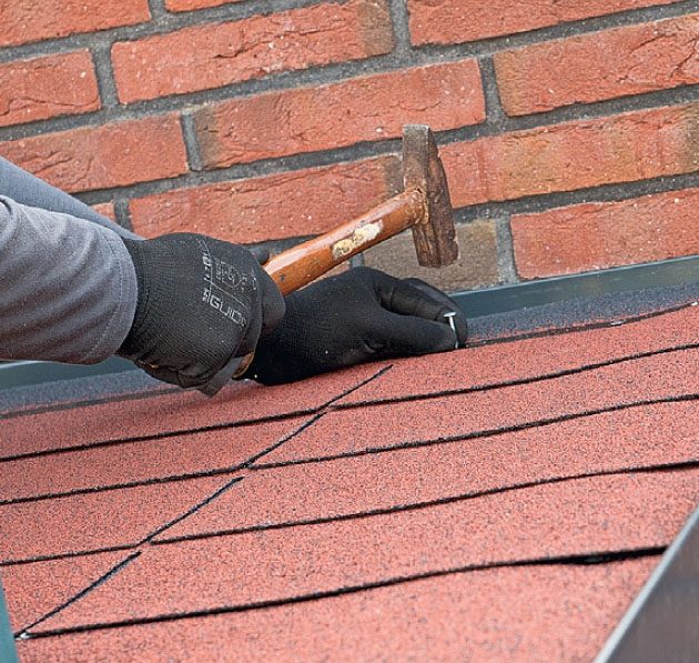 Bygge vedskjul: Resten av shingelen legges opp