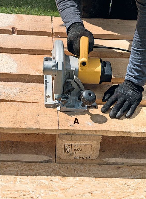 Stapla ved på pall: Såga till en pall