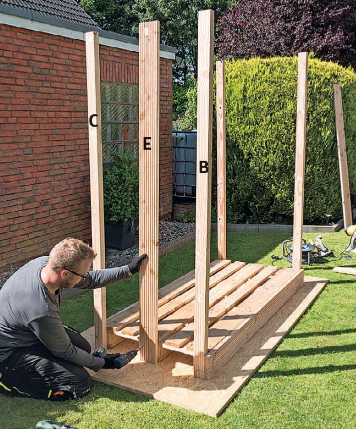 Stapla ved på pall: Montera även den mellersta brädan tillfälligt