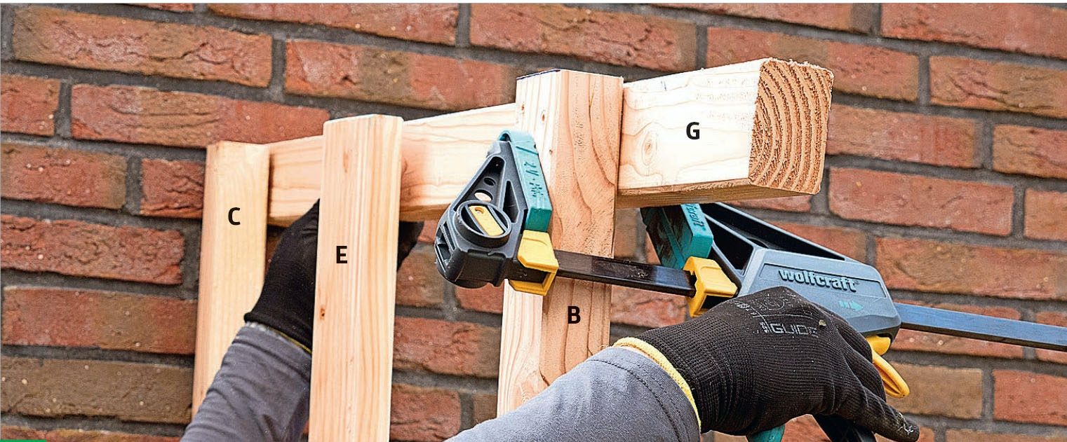 Stapla ved på pall: Placera nu pallfundamentet upp mot väggen