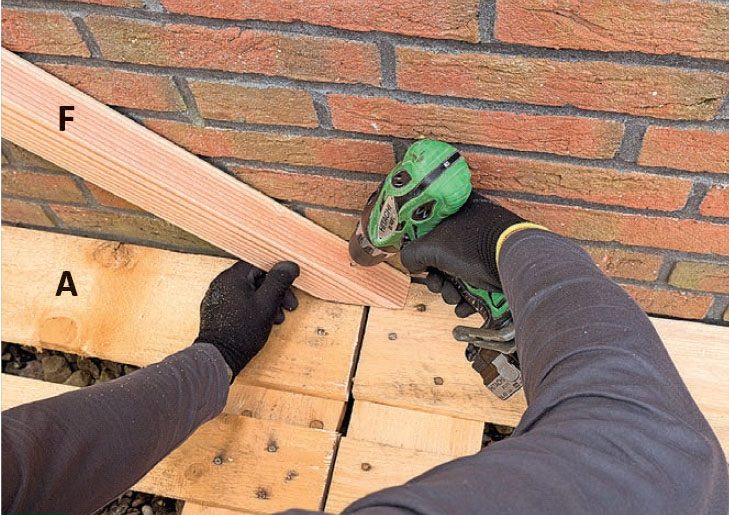 Stapla ved på pall: Såga till snedsträvorna