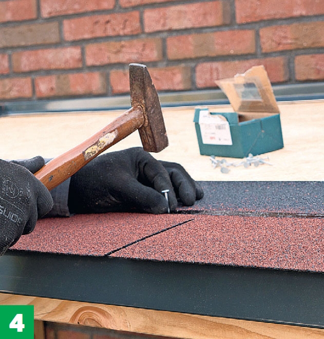 Stapla ved på pall: Spika fast modulen