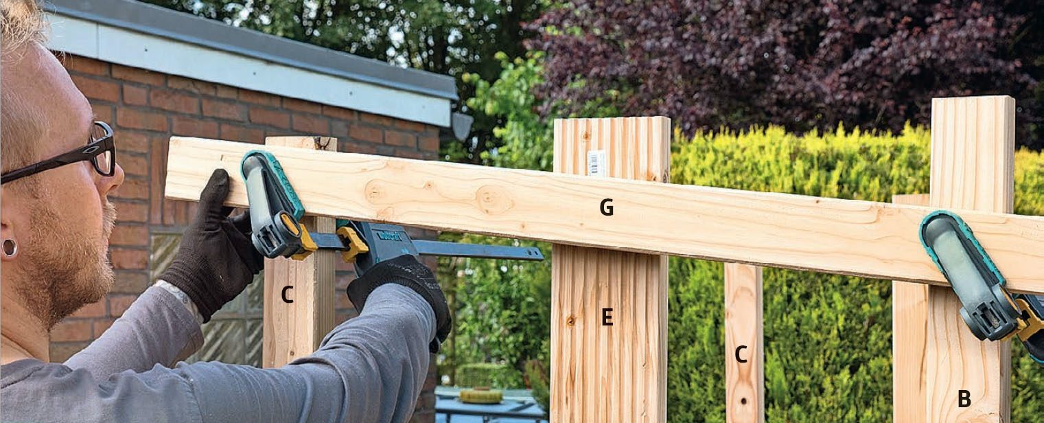 Halkokatos: Kiinnitä suora rima tolppiin