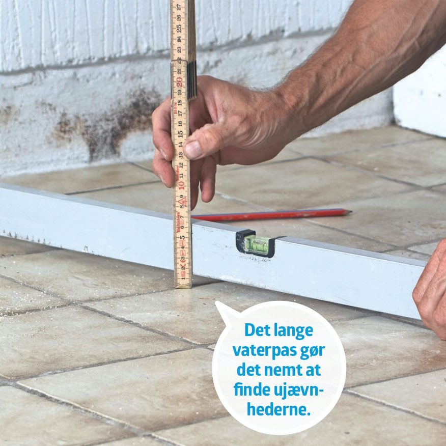 Selvnivellerende gulvspartel: Find ujævnhederne i gulvet med et langt vaterpas/ en retskinne og en tommestok.