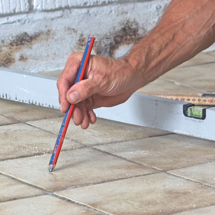 Selvnivellerende gulvspartel: Huller og lunker markeres ved at tegne omkredsen op med en blyant.