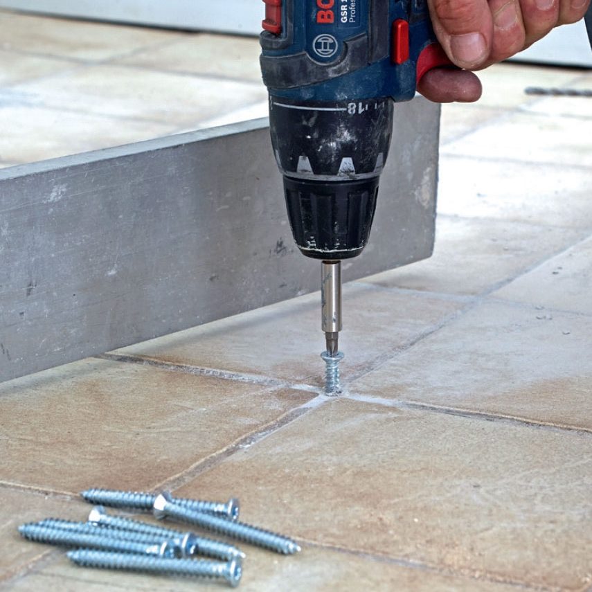 Selvnivellerende gulvspartel: Skru ledere i gulvet for at markere den nye gulvhøjde.