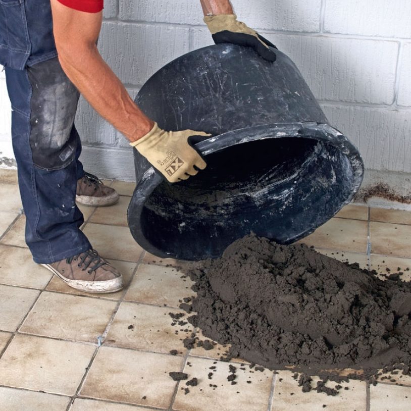 Selvnivellerende gulvspartel: Hæld den blandede mørtel ud på det område, der skal rettes op.