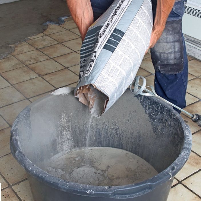 Selvnivellerende gulvspartel: Bland spartelmassen ved at hælde rent vand i en spand eller balje.