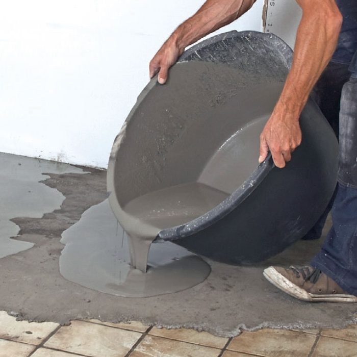 Selvnivellerende gulvspartel: Hæld spartelmassen ud på gulvet.