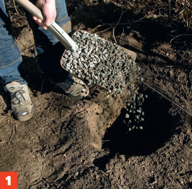 Kompostbeholder: Grav hul til stolpestenene.