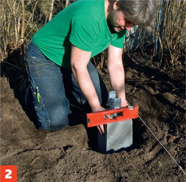 Kompostbeholder: Ret stolpestenen ind, så den står i lod og vater.