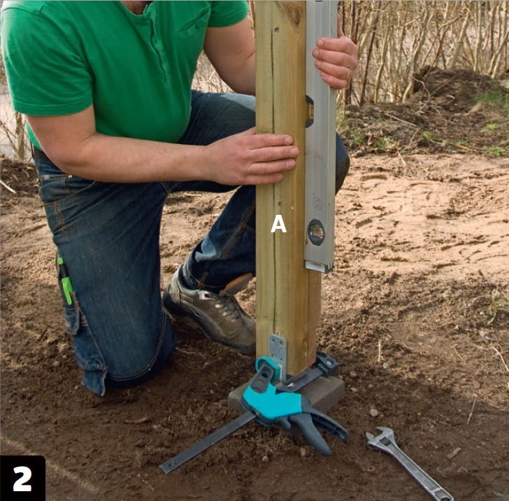 Kompostbeholder: Sæt stolperne (A) i stolpeskoene.