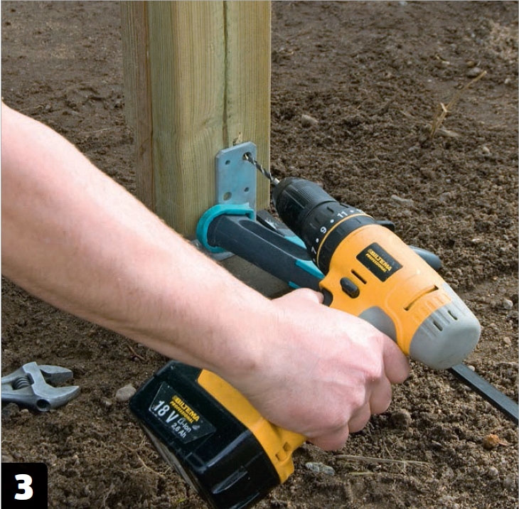 Kompostbeholder: Skru stolpen fast.