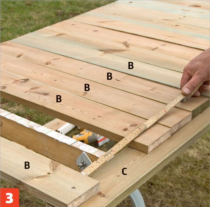Kompostbeholder: Krydsmål: Læg de resterende beklædningsbrædder (B) op på rammen.