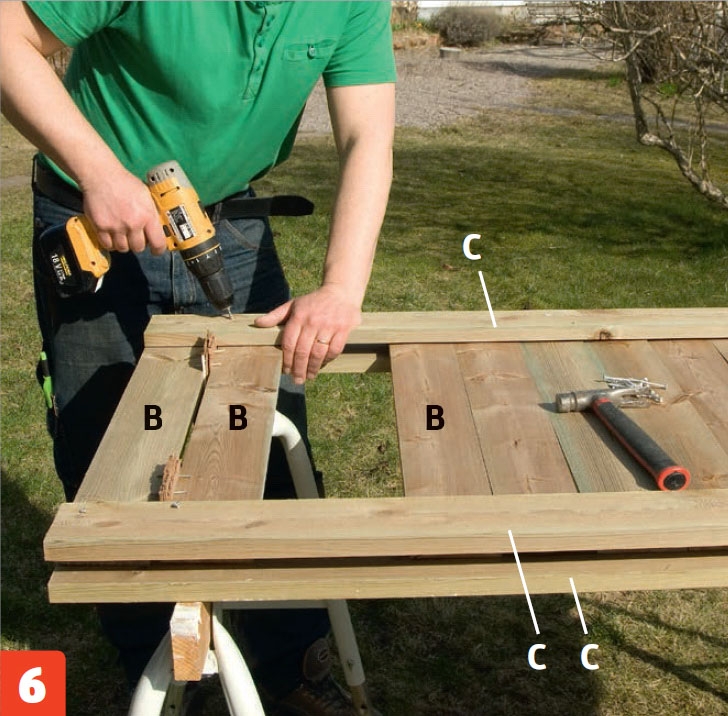 Kompostbeholder: Justér de korte brædder på plads.