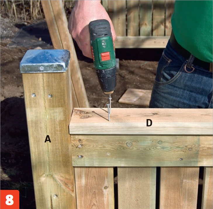 Kompostbeholder: Skru et dækbræt (D) oven på hver sektion.