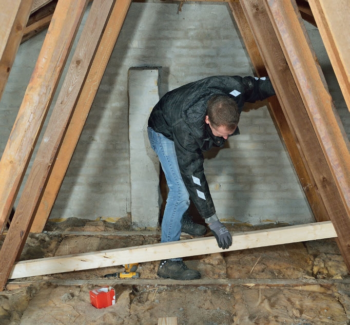 Selluvillalla eristäminen: Aseta soirot paikalleen vinotukien väliin