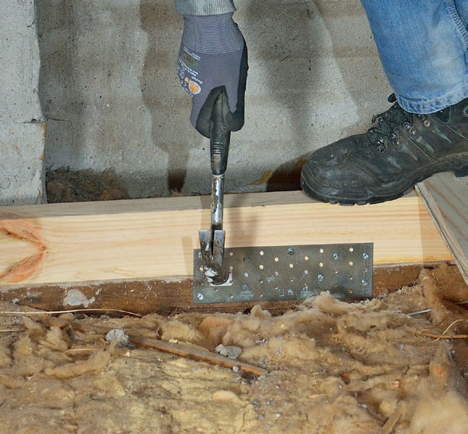 Selluvillalla eristäminen: Kiinnitä naulauslevyt kampanauloilla