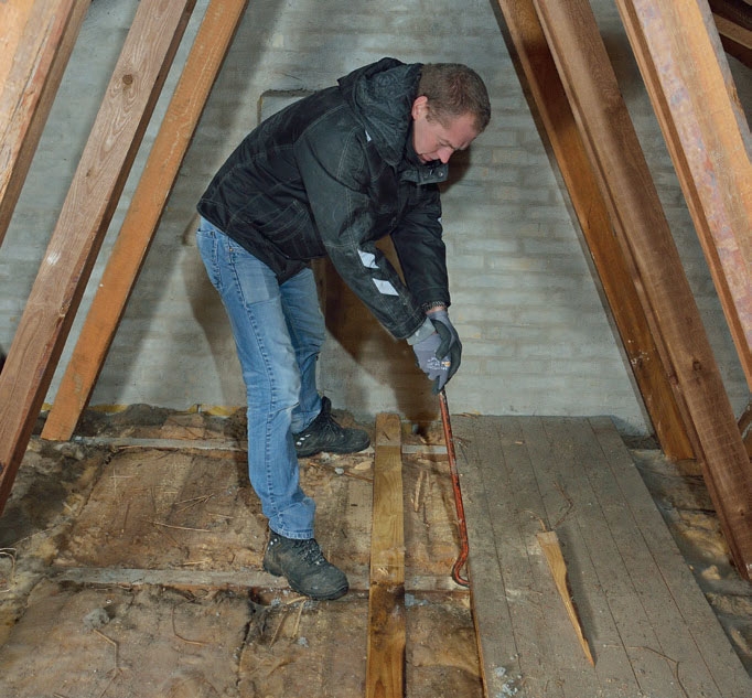 Isolering af loft med papiruld ved gangbro