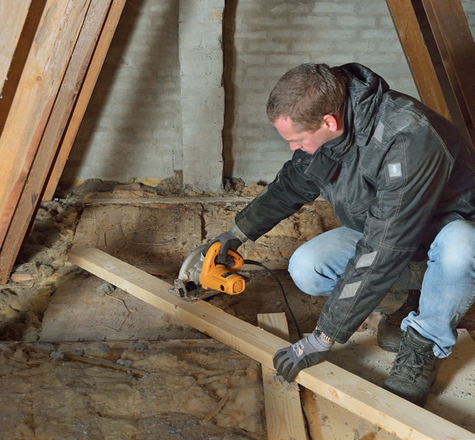 Når der laves isolering på loft med papiruld, skæres plankerne til i den ønskede længde