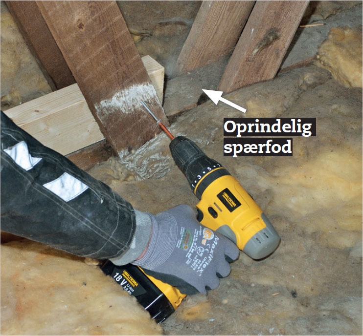 Isolering på loft med papiruld: Skru plankerne fast til tængerne