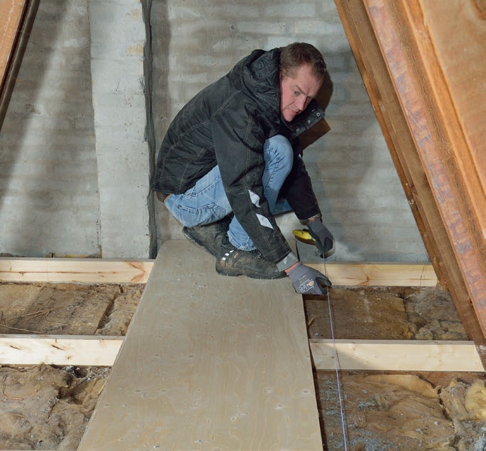 Isolering af loft med papiruld: Gulvplader lægges