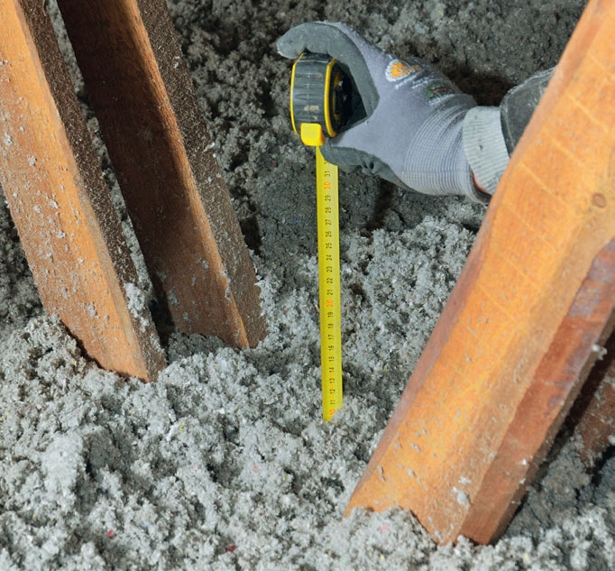 Papiruld fordeles jævnt og tjekkes efter med målebånd