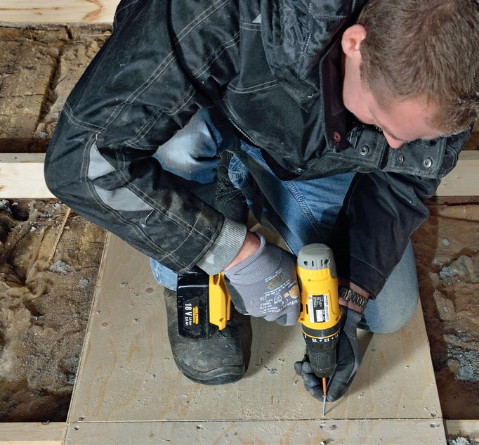 Cellulosaisolering: Skruva fast gångbryggan