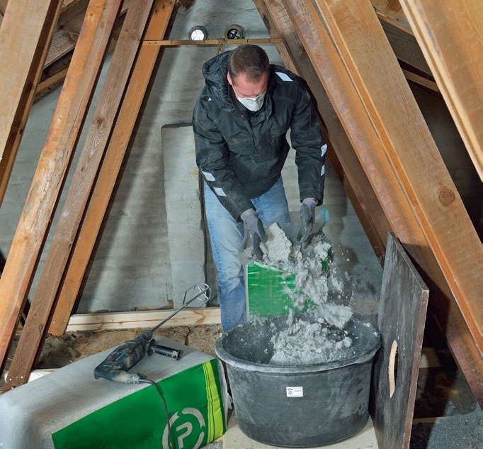 Cellulosaisolering: Töm ut lite isolering i en murarbalja
