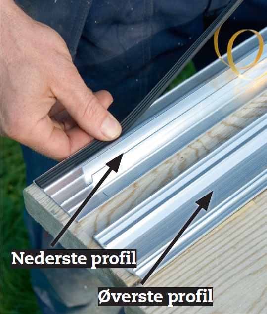 Byg selv udestue: Metalprofilerne til tagpladerne gøres klar