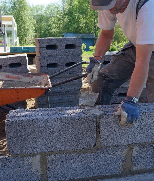 Bygga uterum: Lecablocken muras med tunna fogar.