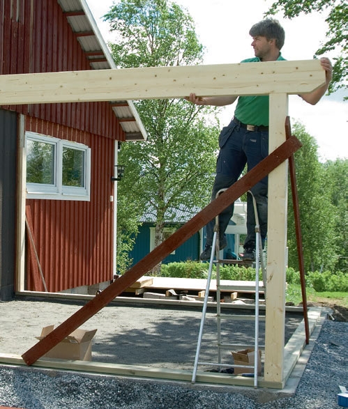 Bygga uterum: Takbalken på ena sidan läggs upp