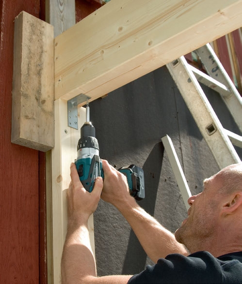 Bygga uterum: Stolpe och balk skruvas ihop på ena sidan