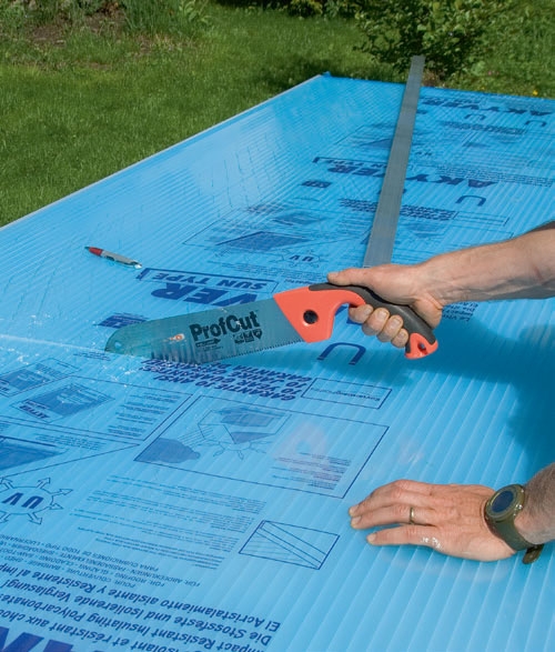 Bygga uterum: Takskivorna sågas